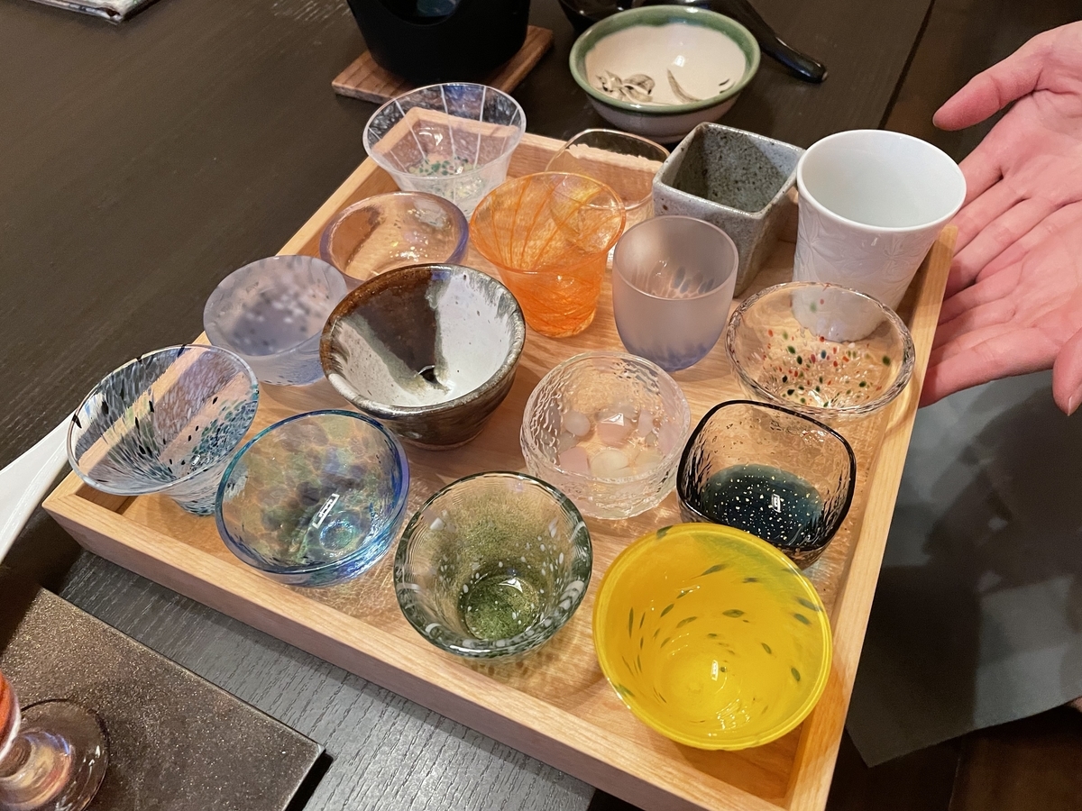 《伊東遊季亭 川奈別邸》夕食で日本酒をいただく際には、こんなたくさんのおちょこから選べる!