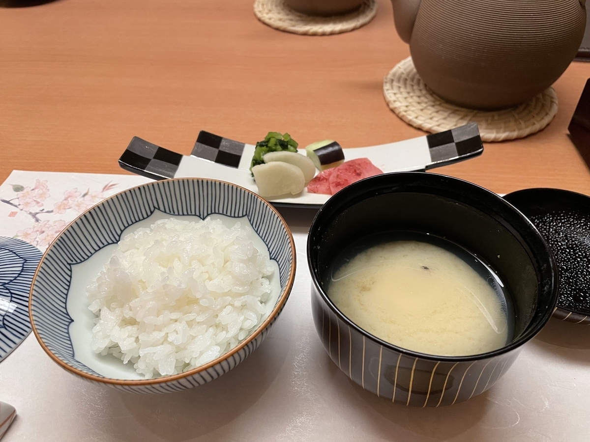 道後温泉「別邸朧月夜」夕食の〆は毎回、久万高原産こしひかりのご飯とお味噌汁と、実にシンプルなのですが、このご飯が何杯も食べられるシロモノ！　