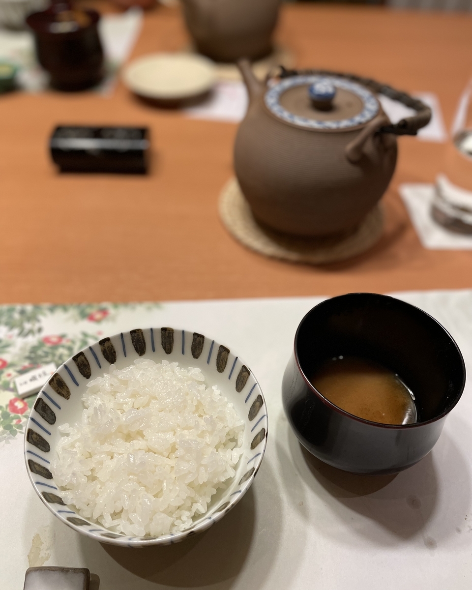 道後温泉「別邸朧月夜」夕食の〆は久万高原産コシヒカリ・お味噌汁と実にシンプル、なのですがこの白米が止まらない美味しさ！