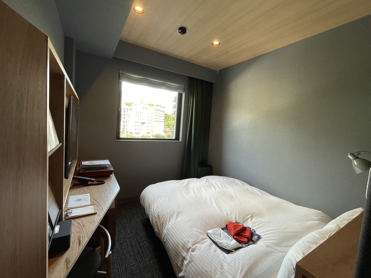 一人旅＆ワーケーション向け！暮らす感覚でステイできる「道後hakuro」のお部屋