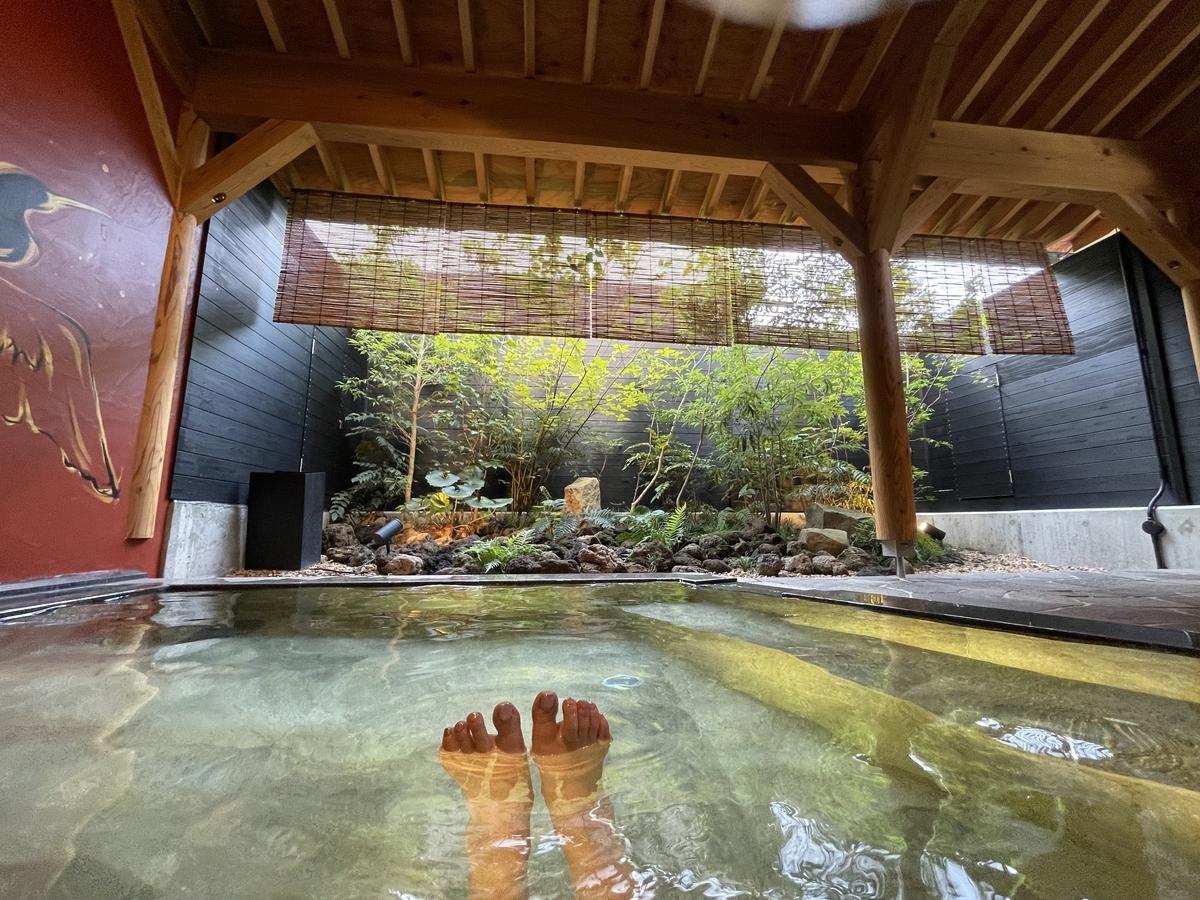 一人旅＆ワーケーション向け！暮らす感覚でステイできる「道後hakuro」大浴場の露天風呂
