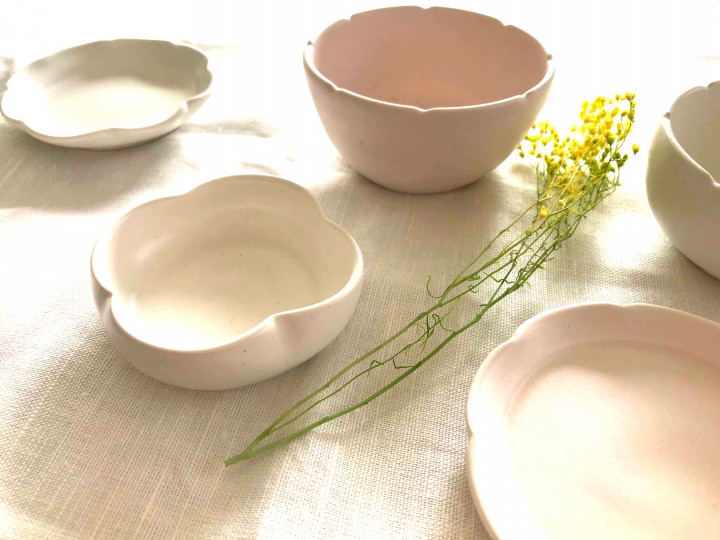 お花の形のかわいい磁器のうつわ｜藤村佳澄 - うつわと道具やころはのBLOG