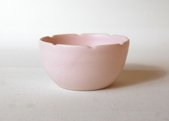 お花の形のかわいい磁器のうつわ｜藤村佳澄 - うつわと道具やころはのBLOG