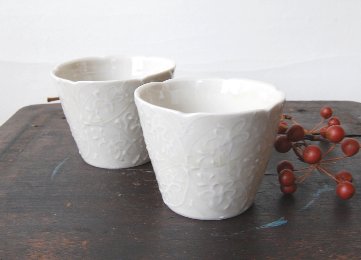 繊細な花模様の磁器のそばちょこ｜前田麻美 - うつわと道具やころはのBLOG