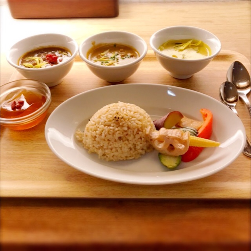 薬膳レストラン10ZENで、上級者向けの薬膳カレー【ニホンドウ
