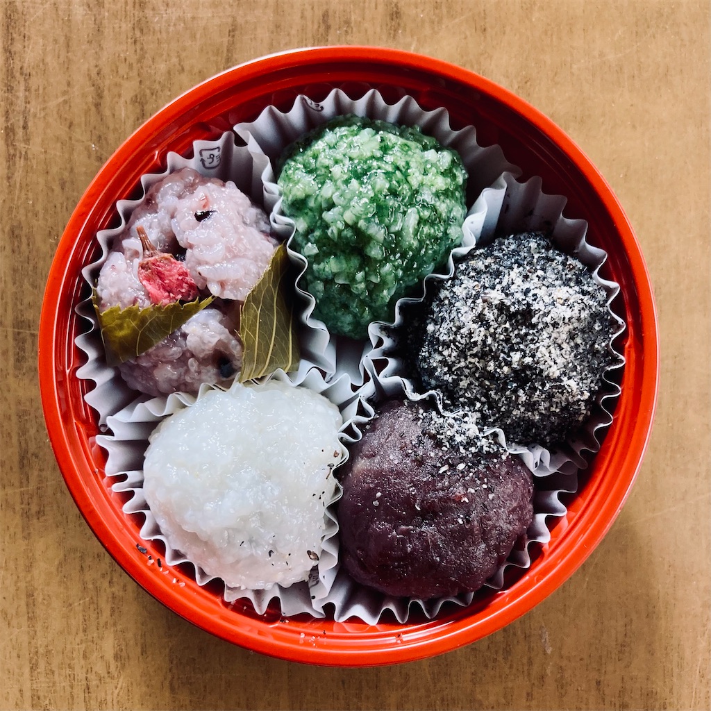 おはぎ専門店はた乃」でおはぎの詰め合わせ『まごころ』 - 平日腰掛け