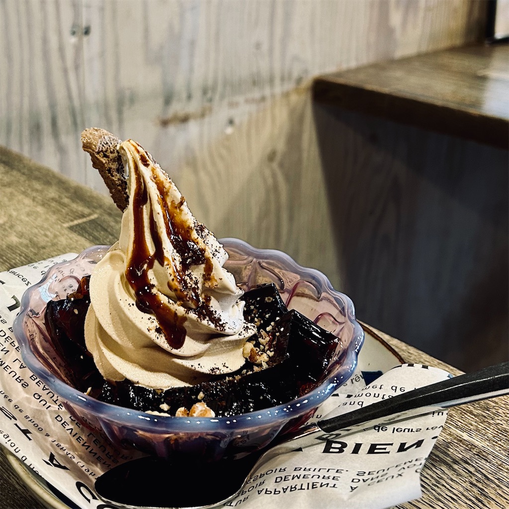 すみだ珈琲」の人気No. 1『コーヒーソフトクリーム＆ゼリー』 - 平日