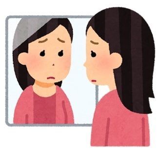 鏡を見つめる女性