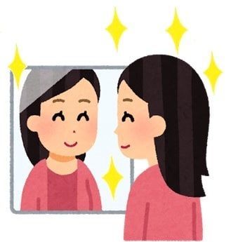 鏡を見て微笑んでいる美肌女性