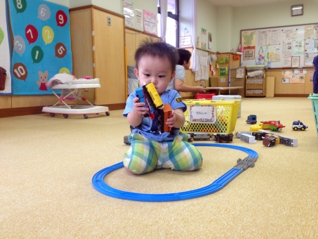 玩具で遊ぶ幼児 玩具で遊ぶ幼児