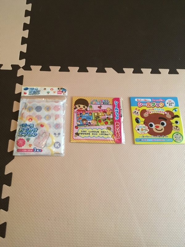 使い捨てエプロンとシールブック。全て100円ショップにて購入。