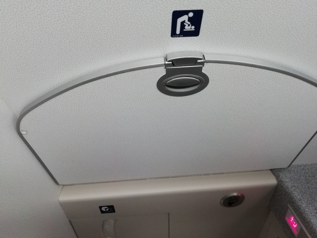 機内トイレのおむつ交換台(クローズ時)