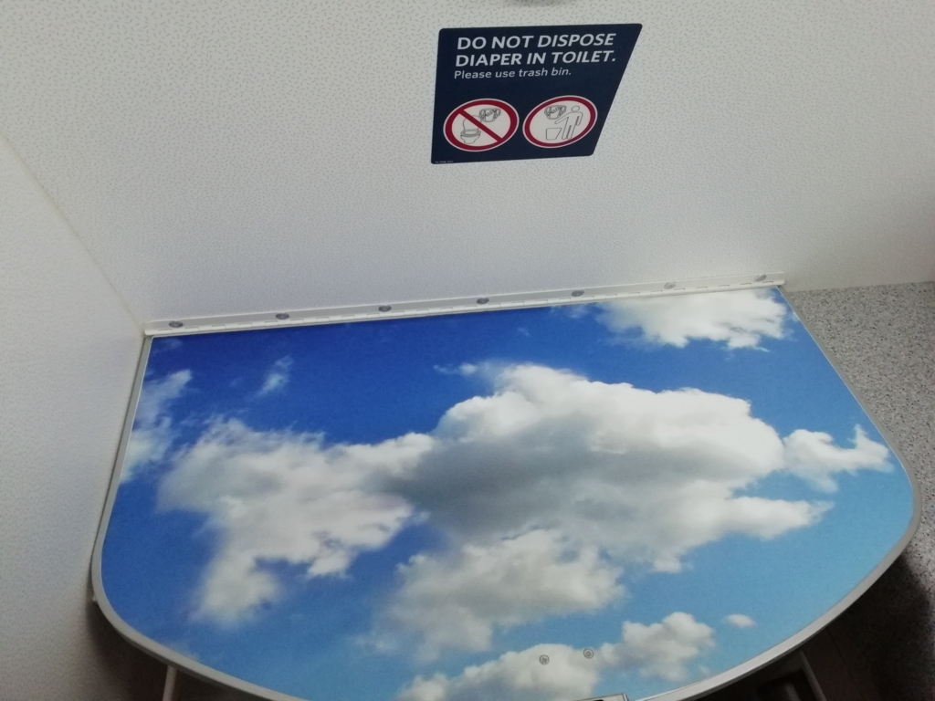 機内トイレのおむつ交換台(オープン時)