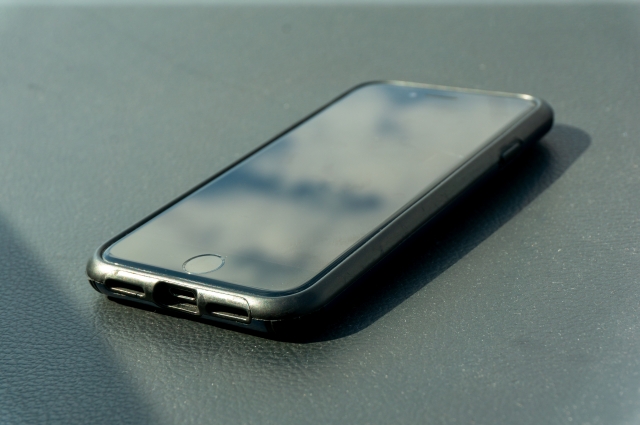 日光の当たるスマホ