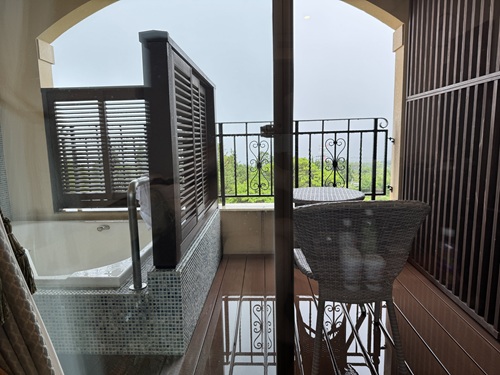 open-air bath in the LA VISTA room