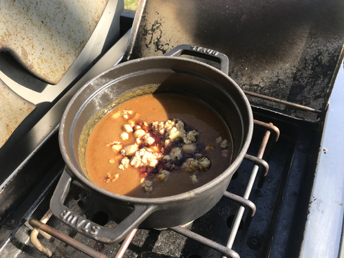 ひよこ豆と豚肉のスープカレーもコンロで温めて