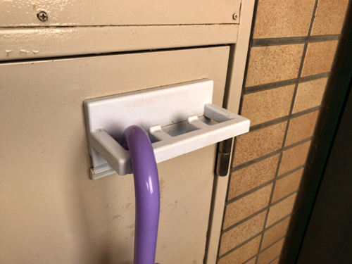 玄関が狭くてもできる 濡れた傘の一時置き場 マグネット式傘掛け まずは 半径１メートル
