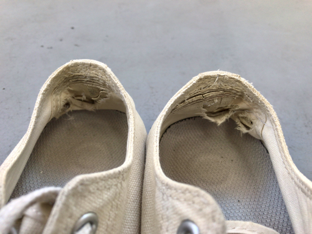 無印良品　撥水スニーカー　かかとがボロボロ