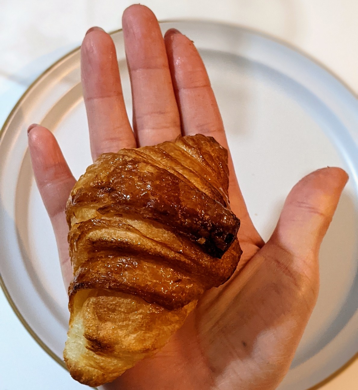 池袋駅 毎日大行列に納得 旨すぎて手が止まらん ミニクロワッサン専門店 Mignon ミニヨン 完全 𝕂𝕠𝕥𝕖ℂ𝕙𝕒 目線