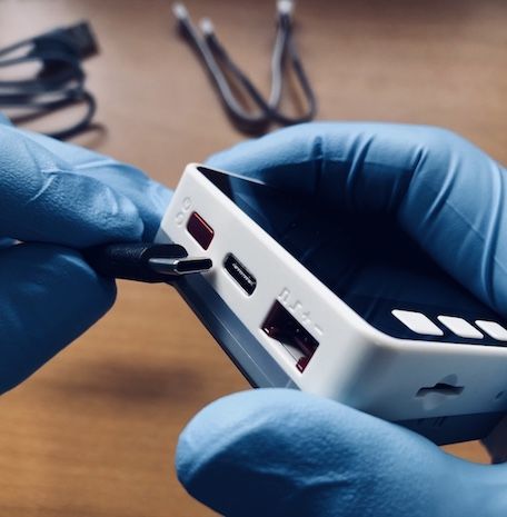 M5GO本体にUSB-Cを挿入