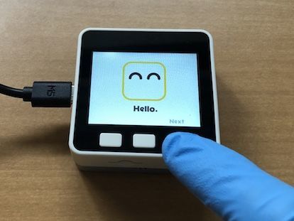 本体のボタンを押す様子