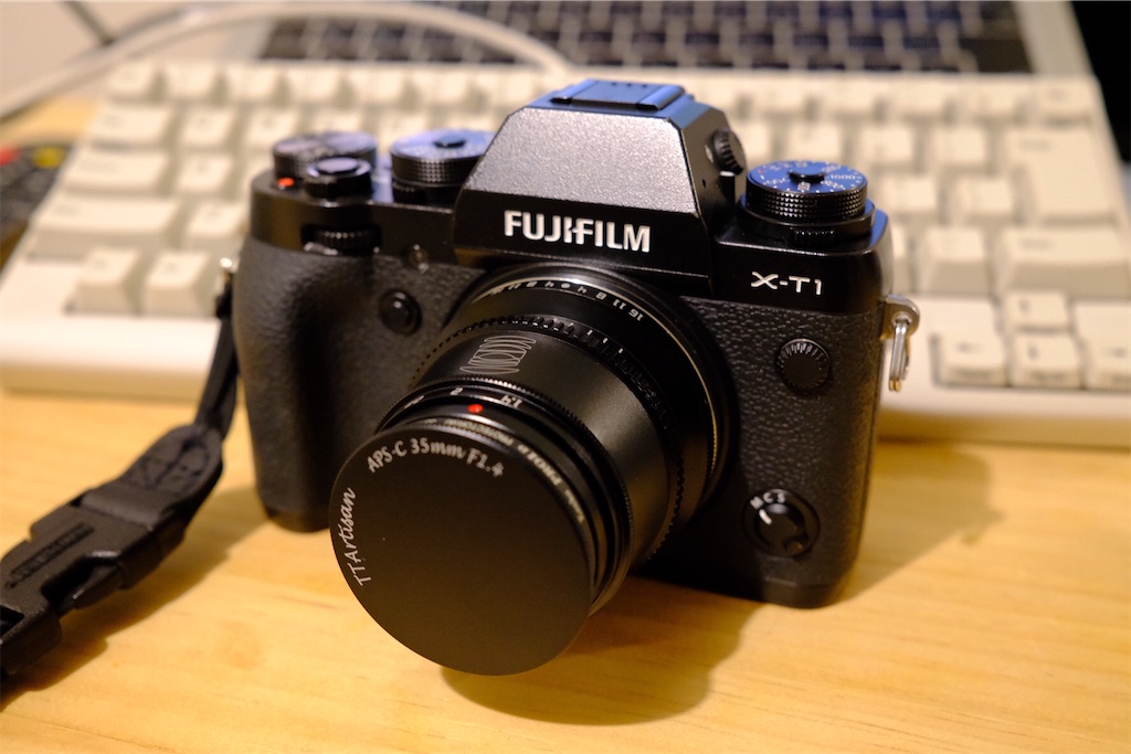 TTArtisan 35mm f1.4 APS-C のレンズを、X-T1に取り付ける。購入