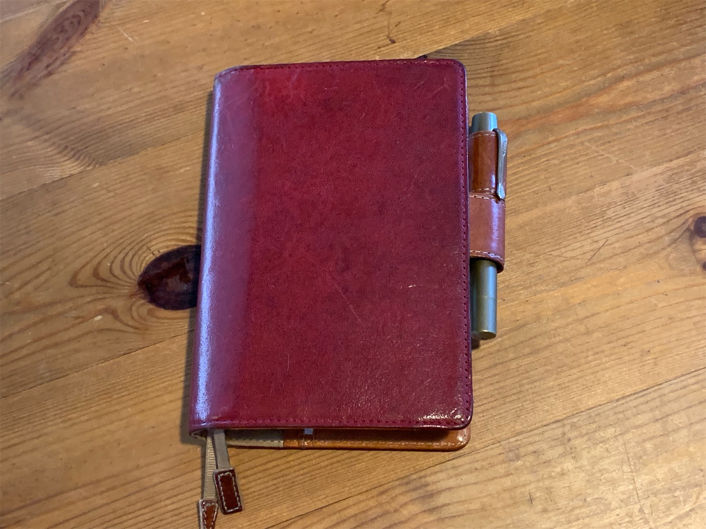 ほぼ日手帳カバー Rosso の赤い革とヌメ革が、最高のエイジングを 