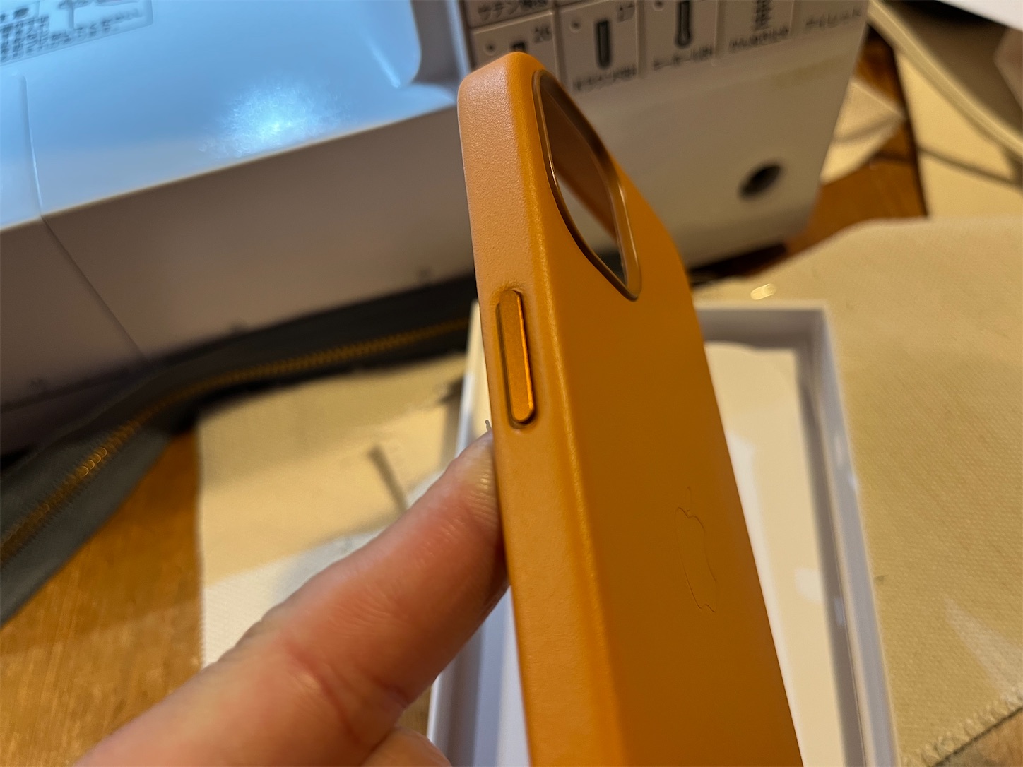 iPhone13のレザーケース、ゴールデンブラウンを眺める。これも