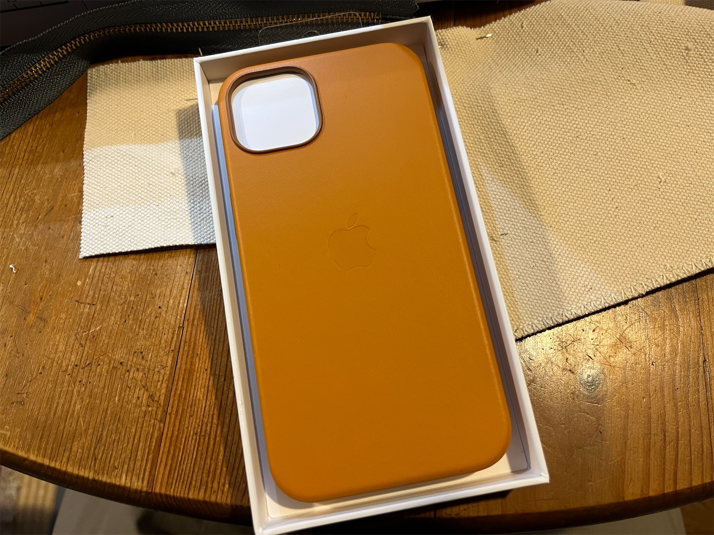iPhone13のレザーケース、ゴールデンブラウンを眺める。これも