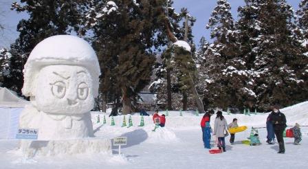 大型雪像はチコちゃんも