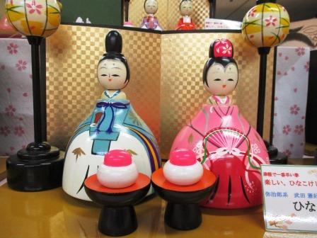 津軽こけし館】第10回楽しいひなこけし展で、めんこいこけしが大集合