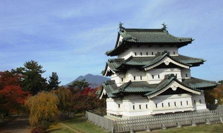 弘前城天守・岩木山