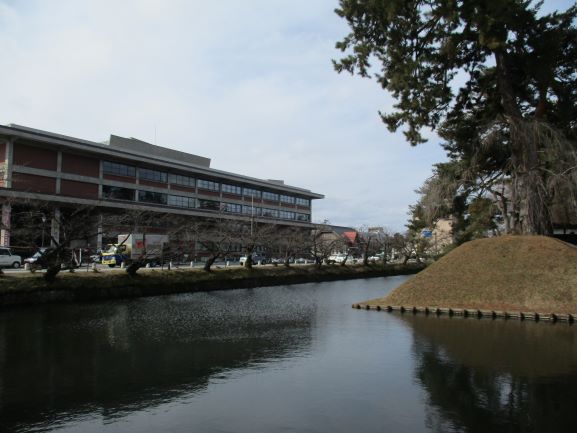 弘前市役所・追手門・雪どけ