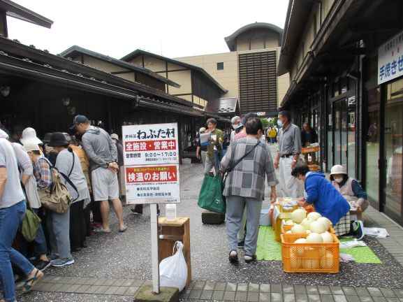 津軽藩ねぷた村の朝市