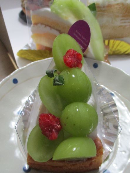 パティスリーヴェルジェのシャインマスカットやメロンのタルトケーキ つがる時空間 パティスリーヴェルジェのシャインマスカットやメロンのタルトケーキ つがる時空間