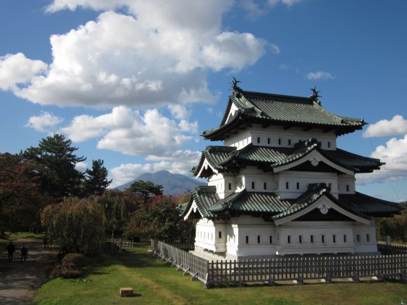 弘前城天守と岩木山