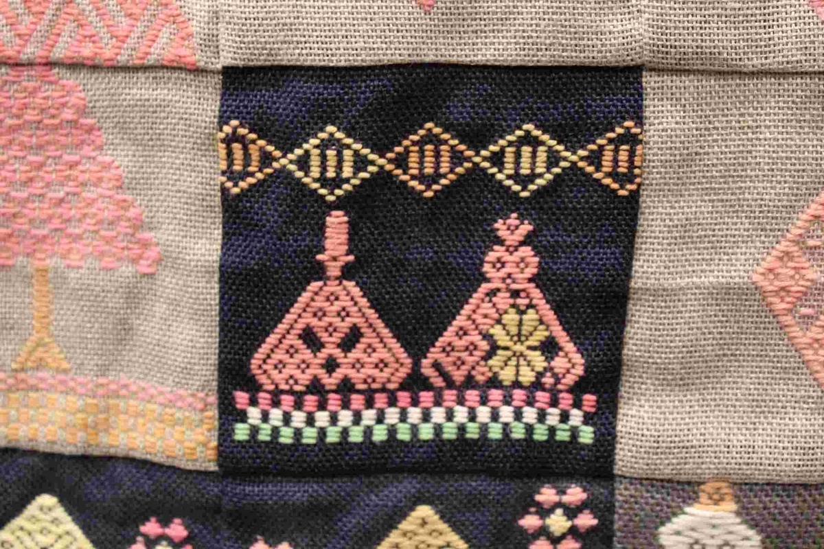 雛と虹タペストリー・かほく紅こぎん