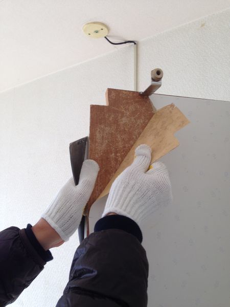 ドアノブ周りが超難関 なんとかドアを外さずに壁紙を貼れないか試した結果 コトハの泉 ドアノブ周りが超難関 なんとかドアを外さずに壁紙を貼れないか試した結果 コトハの泉