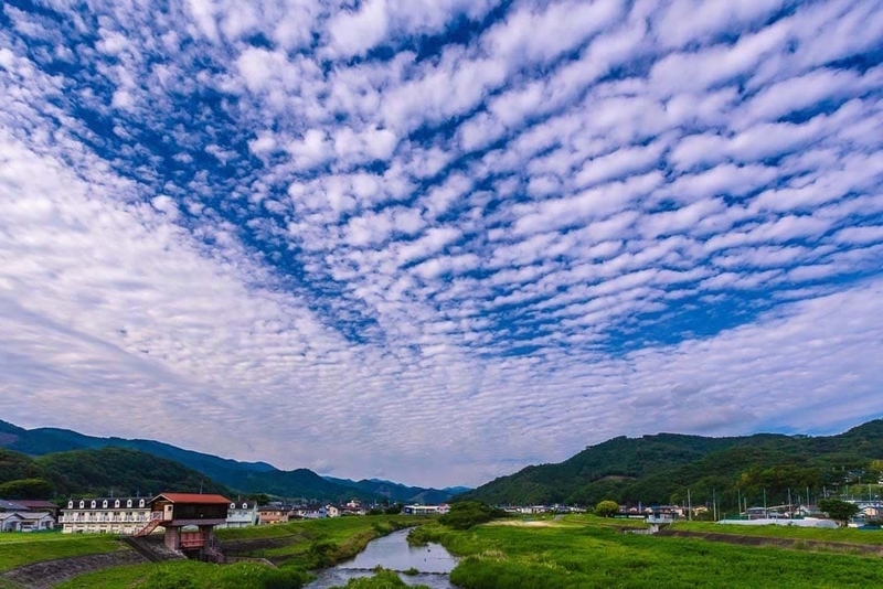 波状雲とひつじ雲で覆われた景色を眺めながら、2021年6月 - こつなぎの写真ノート
