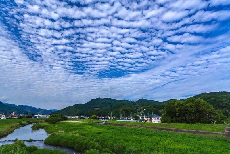 波状雲とひつじ雲で覆われた景色を眺めながら、2021年6月 - こつなぎの写真ノート