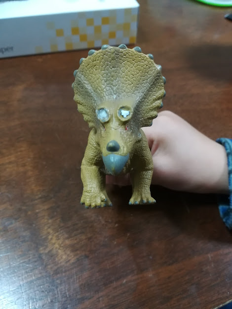 グルーガンでオモチャの修理 100均で購入したグルーガンでトリケラトプスの角を直しました 子ども4人のドタバタ日記