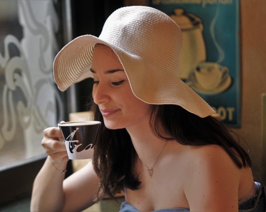 エクササイズコーヒーを飲む美しい女性
