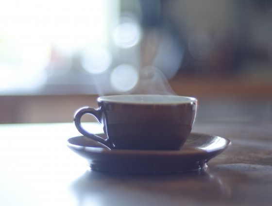 湯気が立つエクササイズコーヒーを淹れたカップ
