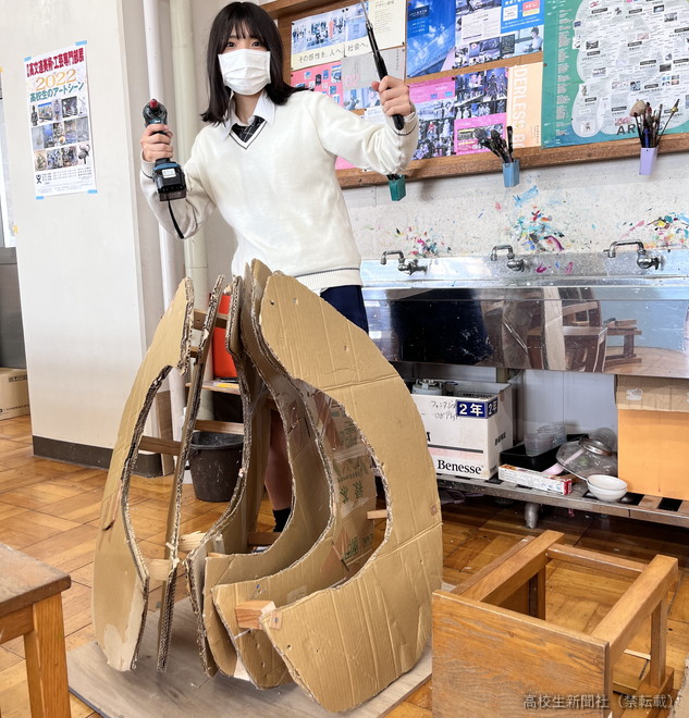 リアルすぎる！ 巨大かぼちゃを高校生が粘土で制作、わたや種の再現に