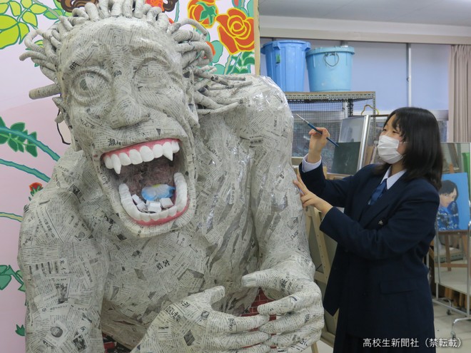 子どもを食らう巨人が現れた！ 高校生の彫刻、こだわりの筋肉はペット