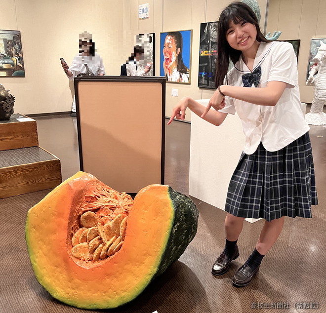 リアルすぎる！ 巨大かぼちゃを高校生が粘土で制作、わたや種の再現に