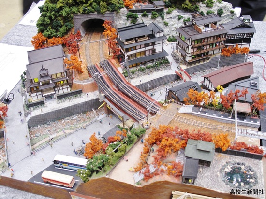 鉄道模型コン】奈良工業高専が温泉街を表現した「銀山・ゆけむり物語