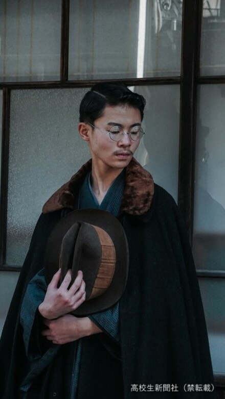 背広と着物しか着ません」大正ロマン推し高校生 丸眼鏡で登校、ノート