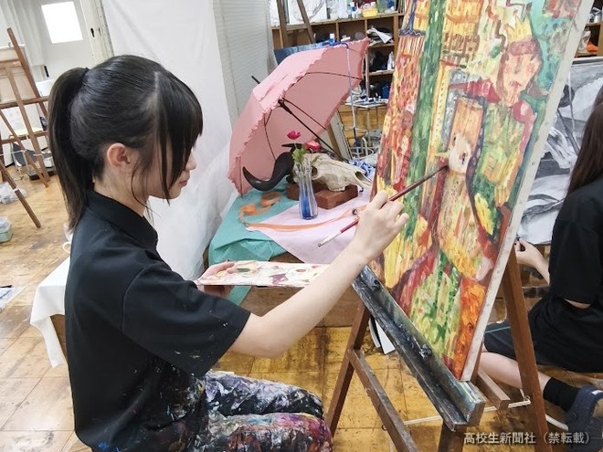学校にありそうな絵画 完成形を決めず「感情や出来事を日記のように」描く 絵画で総理大臣賞
