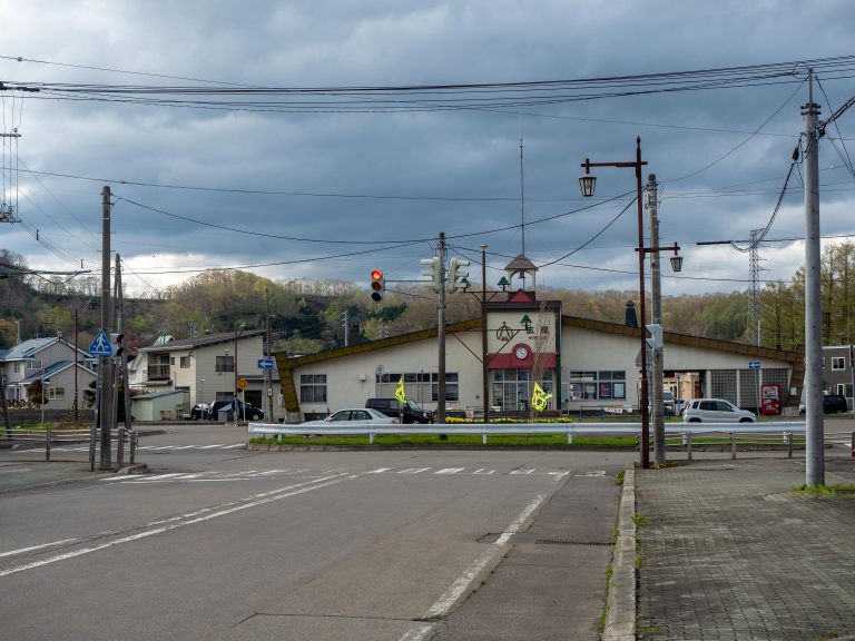 広尾駅舎　遠景